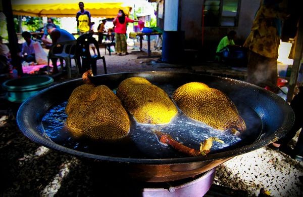 Mít đang được chế biến thành món ăn độc đáo trong đám cưới ở Malaysia. Ảnh: Wahyudhy Zukara .